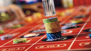 Permainan Allbet blackjack live dengan dealer sungguhan dan interface taruhan di layar mobile
